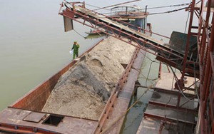 Bắt giữ 2 tàu khai thác cát trái phép tại Hà Nội